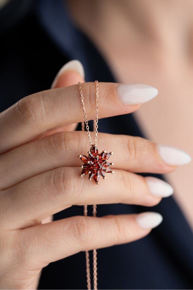 925 Ayar Gümüş Işıklı Kutu Garnet Taşlı Lotus Kolye