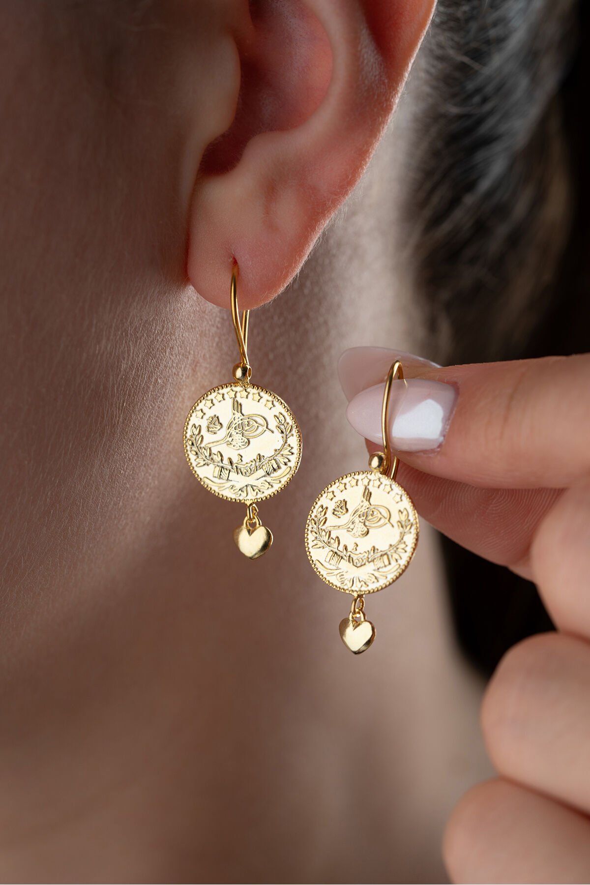 925 Ayar Gümüş Tuğralı Kalp Detaylı Küpe Gold