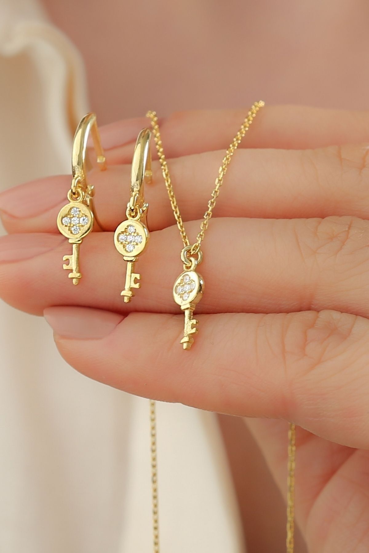 925 Ayar Gümüş Anahtarlı Küpe Kolye Seti Gold - Tek Ebat