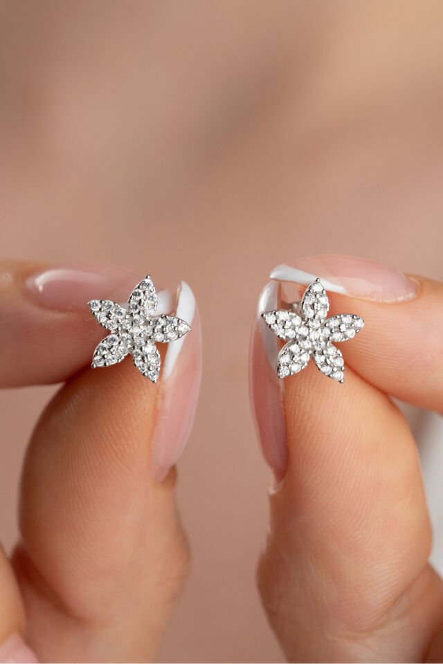 925 Ayar Gümüş Taşlı Çiçek Model Küpe Beyaz