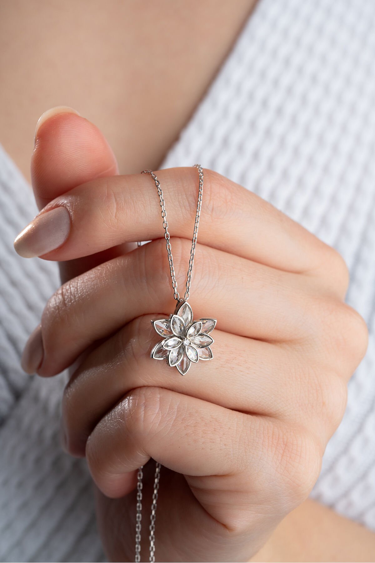 925 Ayar Gümüş Beyaz Taşlı Lotus Kolye gümüş - Tek Ebat