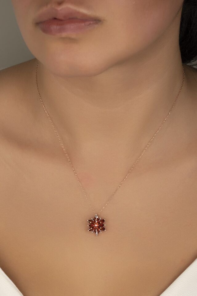 925 Ayar Gümüş 4 Katman Garnet Lotus Çiçeği Kolye