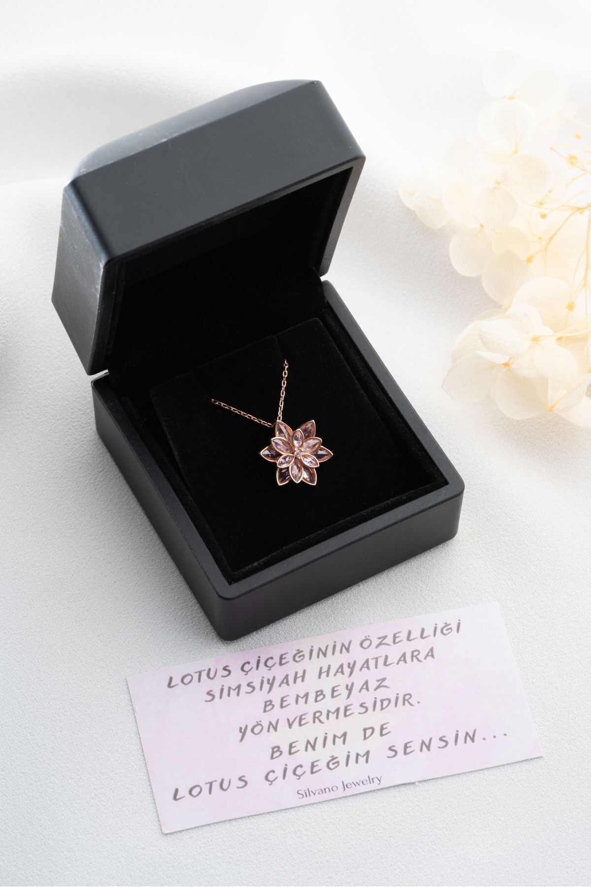 925 Ayar Gümüş Işıklı Kutuda Pembe Lotus Çiçeği Kolye