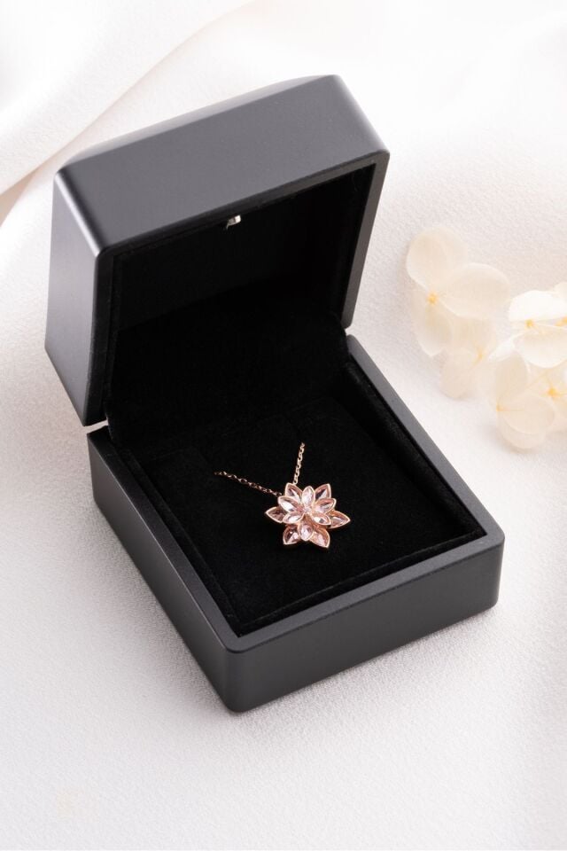 925 Ayar Gümüş Işıklı Kutuda Pembe Lotus Çiçeği Kolye