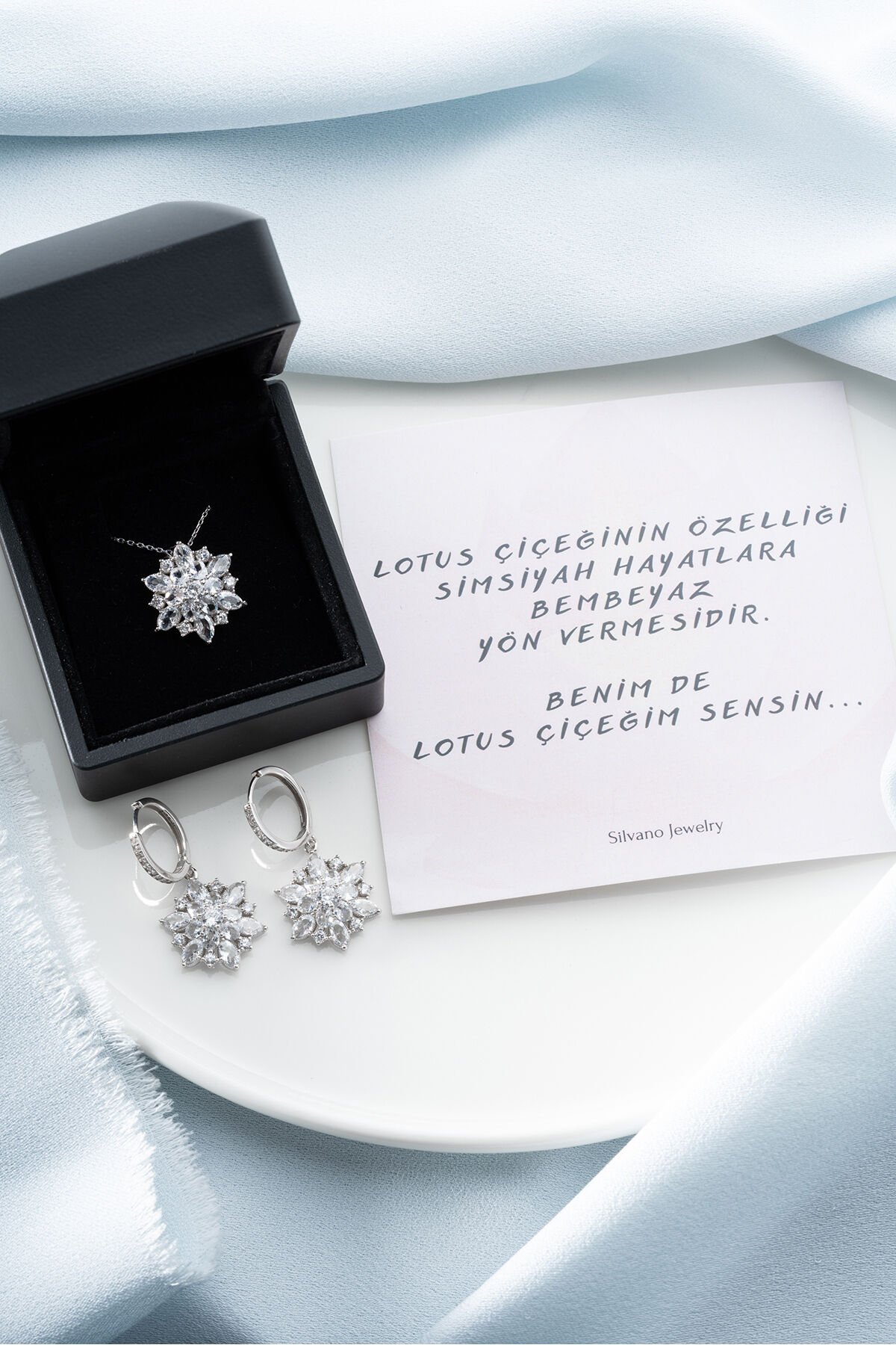 925 Ayar Gümüş Işıklı Kutuda Beyaz Lotus (Kolye-Küpe) Seti Silver - Tek Ebat