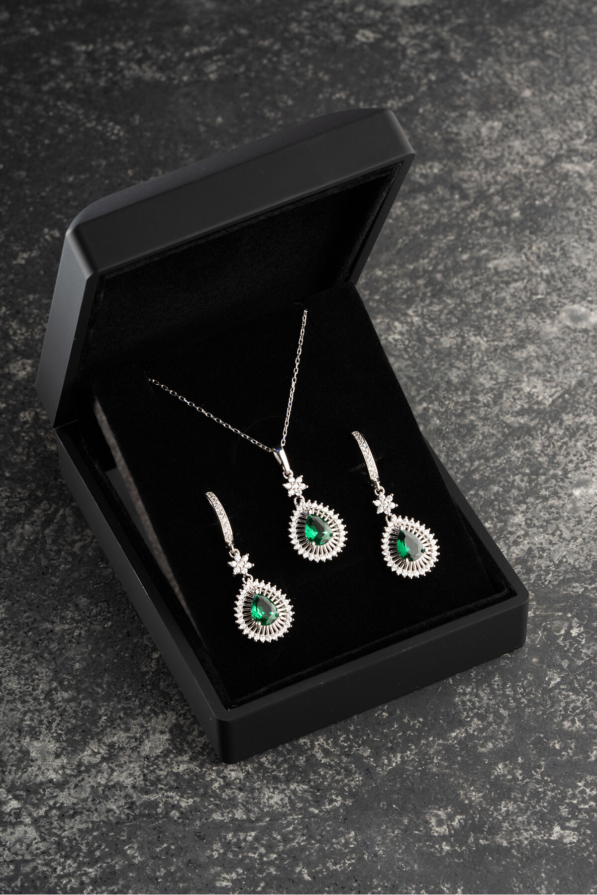 925 Ayar Gümüş Zümrüt Model Işıklı Kutuda Set