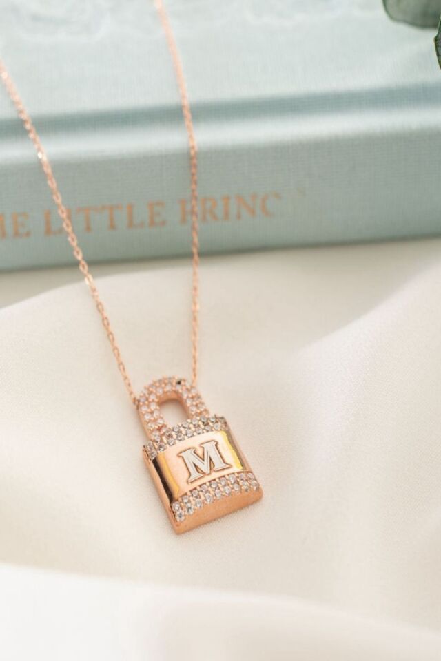925 Ayar Gümüş Kişiye Özel Harfli Kilit Kolye ( Rose Gold ) Gold - Tek Ebat