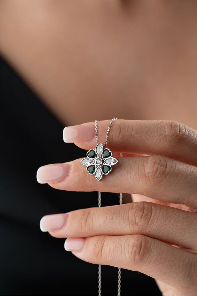 925 Ayar Gümüş Yeşil Taşlı Manolya Çiçeği Kolye