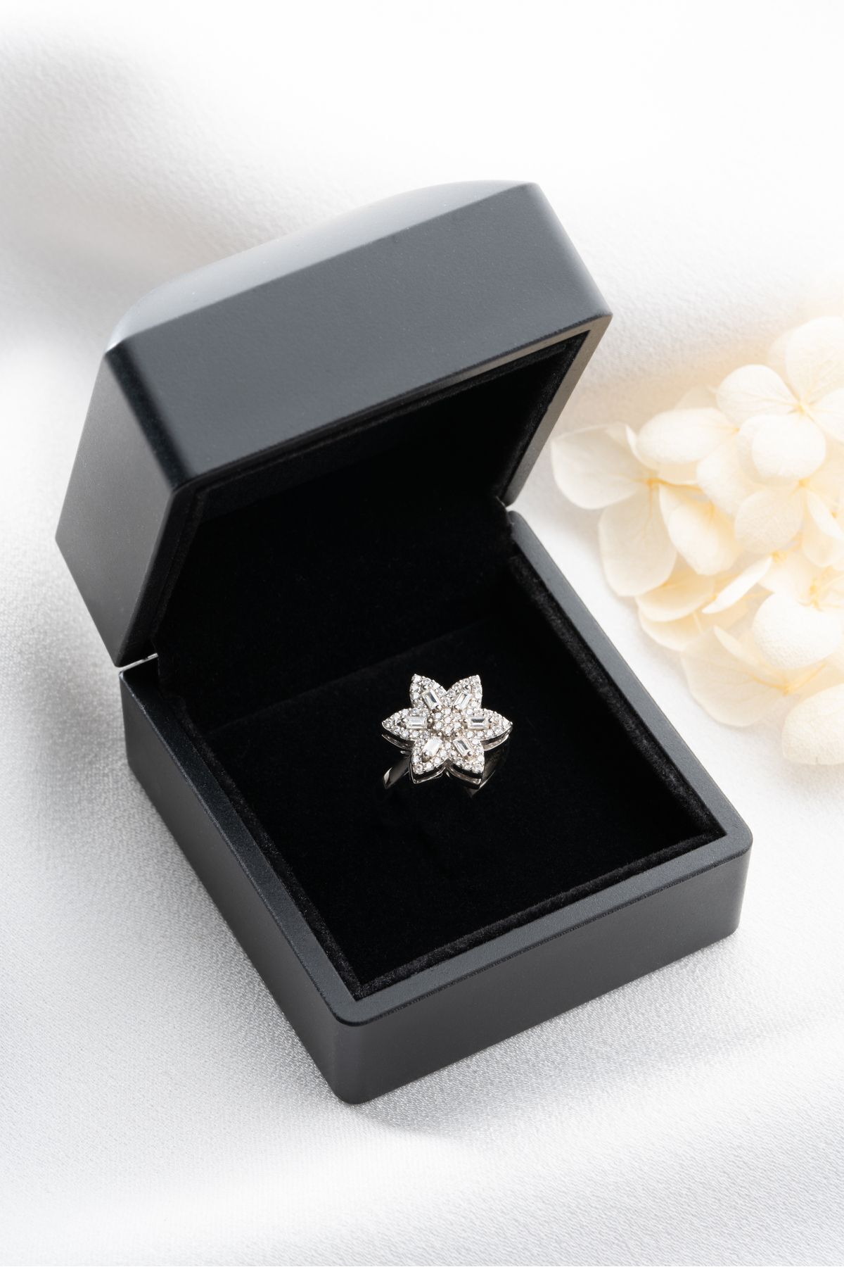 925 Ayar Işıklı Kutuda Dönen Lotus Çiçeği Gümüş Yüzük Silver - Tek Ebat