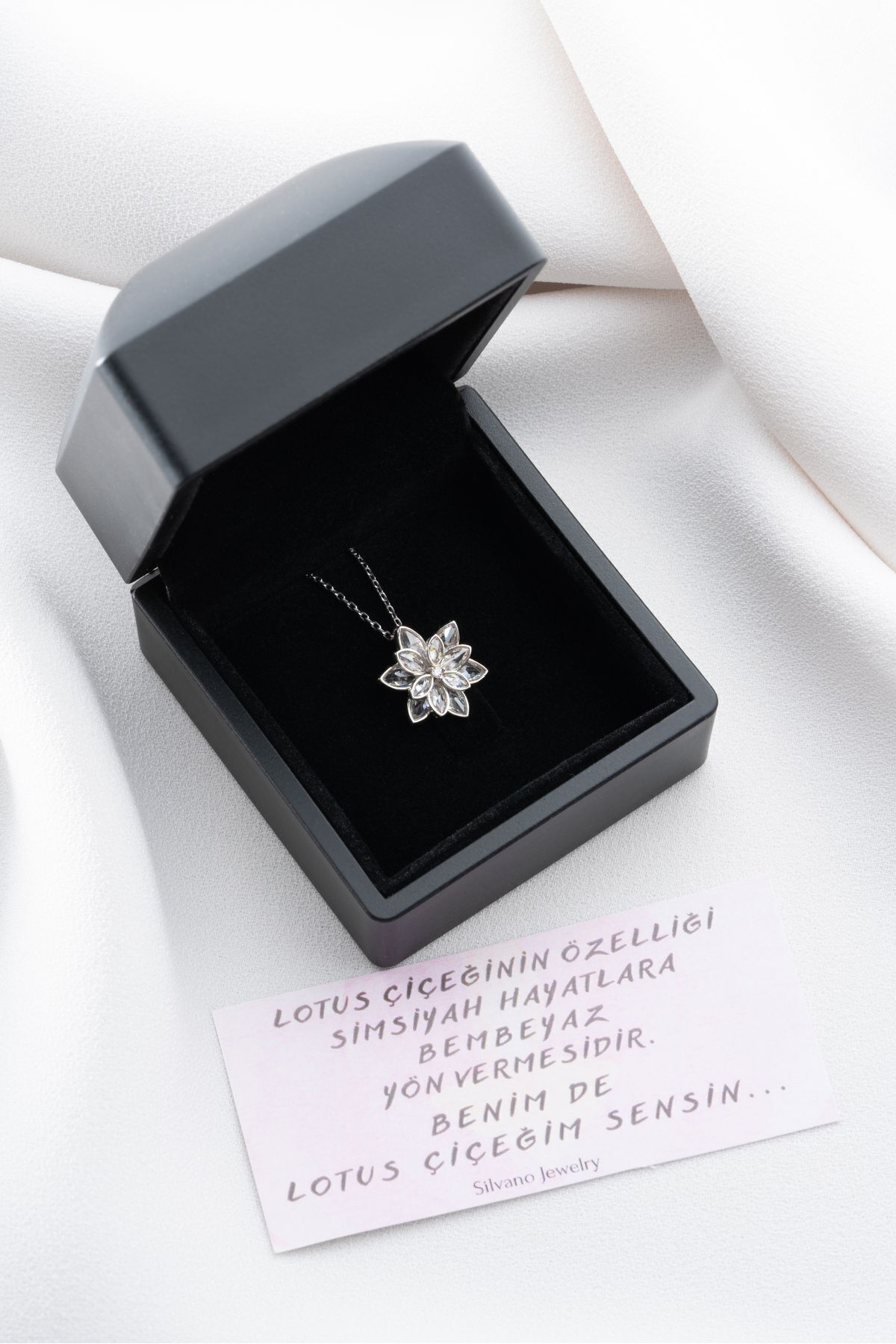 925 Ayar Gümüş Işıklı Kutuda Beyaz Lotus Çiçeği Kolye Silver - Tek Ebat