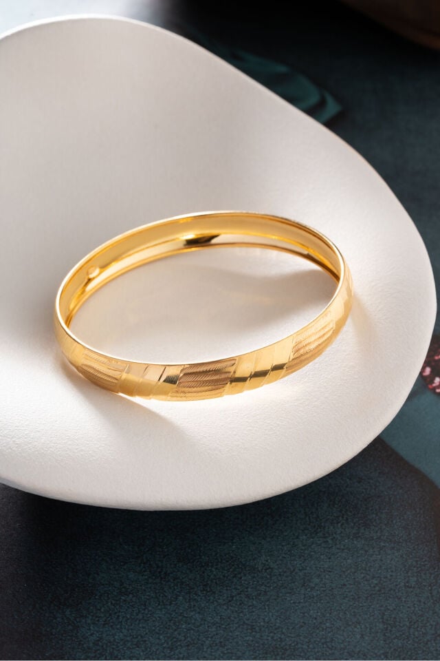 Manken bileğinde 925 ayar gümüş 13 gram desenli kalemli bilezik görünümü Silvano Jewelry