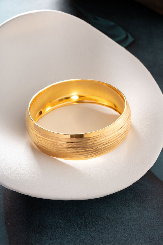 Manken bileğinde 925 ayar gümüş 16.4 gram dalgalı oluk bilezik görünümü Silvano Jewelry