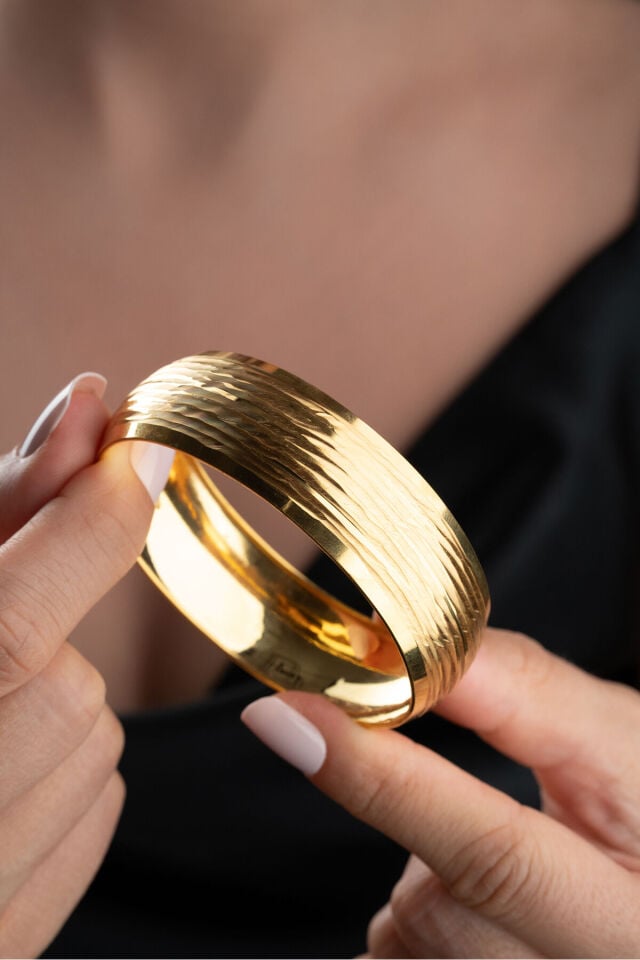 925 ayar gümüş 16.4 gram dalgalı oluk bilezik manken parmaklarında Silvano Jewelry