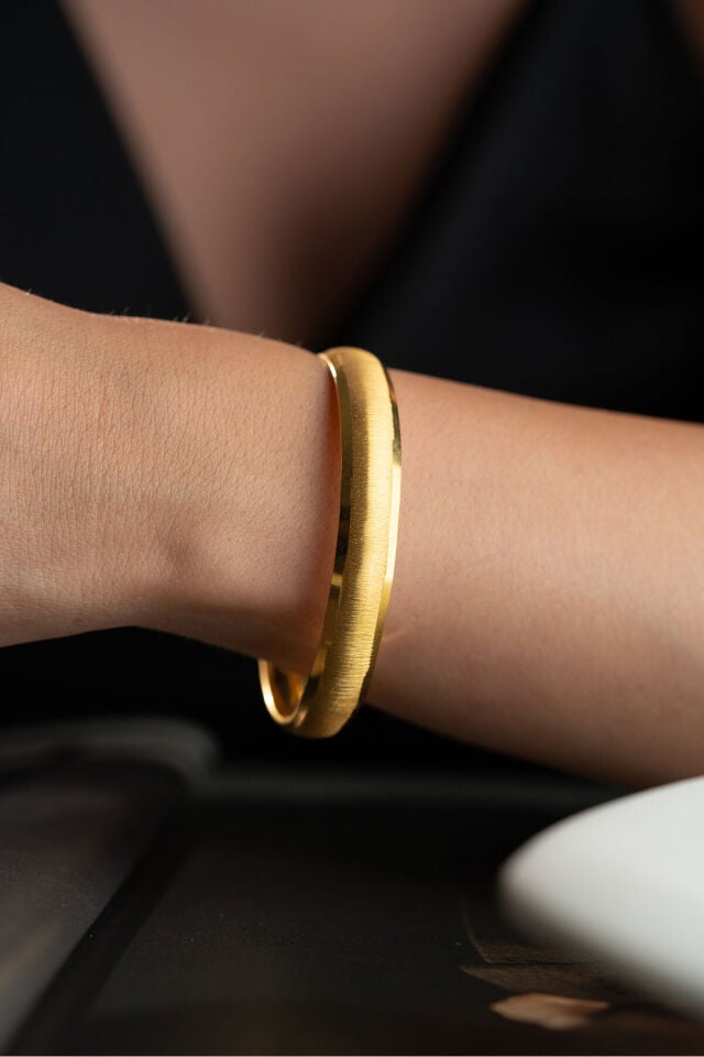 925 ayar gümüş 12.6 gram mat simli bilezik manken üzerinde Silvano Jewelry