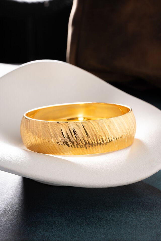 925 ayar gümüş 17.4 gram çizgili şarnel bilezik manken üzerinde ana vitrin görünümü Silvano Jewelry