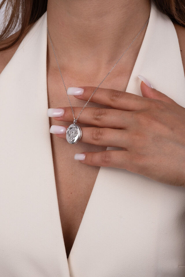 925 ayar gümüş resimlik Anka kuşu kolye manken üzerinde yakın çekim figür detayları Silvano Jewelry