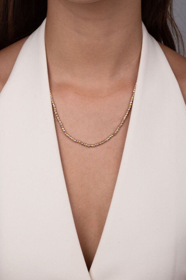 Manken üzerinde 925 ayar gümüş renkli toplu dorika kolye yakın çekim dorika top detayları Silvano Jewelry