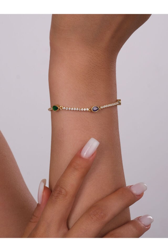 Manken bileğinde 925 ayar gümüş altın kaplama renkli taşlı suyolu bileklik yakın çekim taş detayları Silvano Jewelry