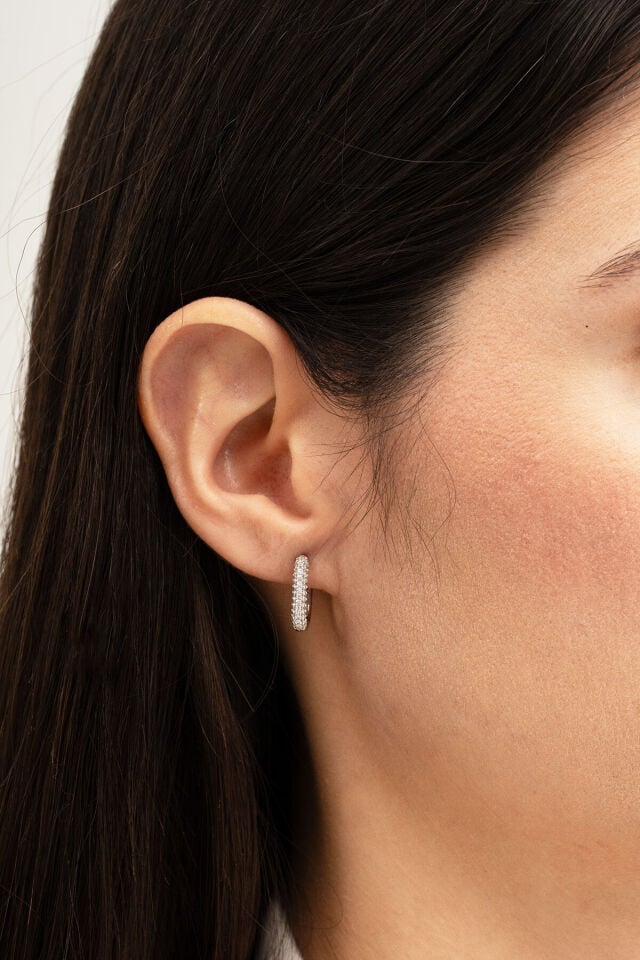 Manken kulağında 925 ayar gümüş rodyum kaplama klasik model küpe yakın çekim detayları Silvano Jewelry