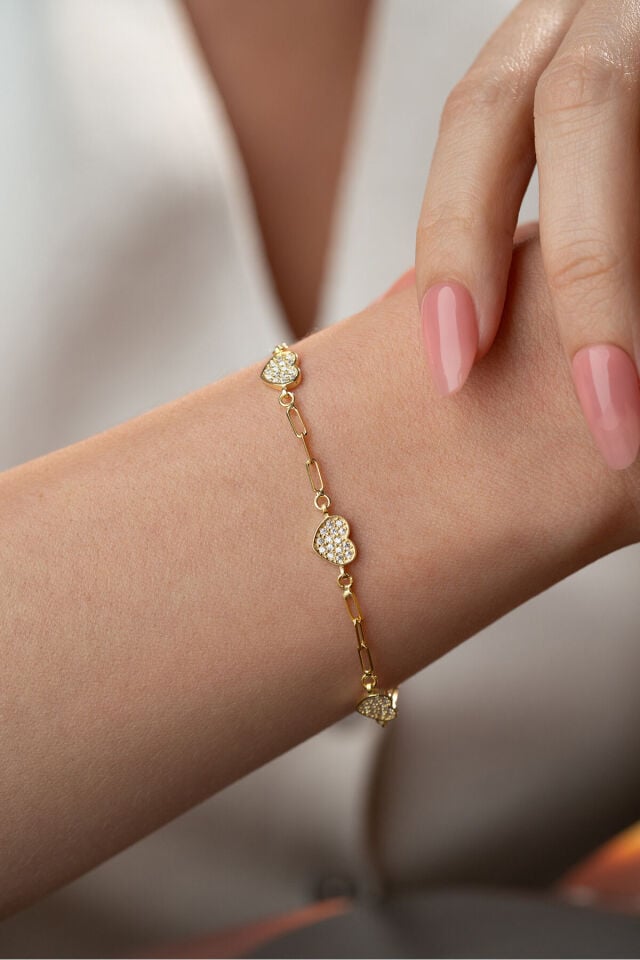 Manken bileğinde 925 ayar gümüş altın kaplama ataç zincirli kalpli bileklik yakın çekim detayları Silvano Jewelry