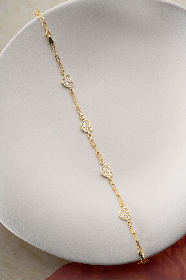 Dekorsuz fonda sergilenen 925 ayar gümüş altın kaplama ataç zincirli kalpli bileklik Silvano Jewelry