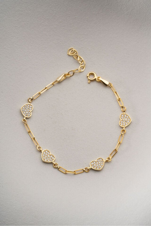 Nötr zeminde 925 ayar gümüş altın kaplama ataç zincirli kalpli bileklik tam boy ve kilit mekanizması çekimi Silvano Jewelry