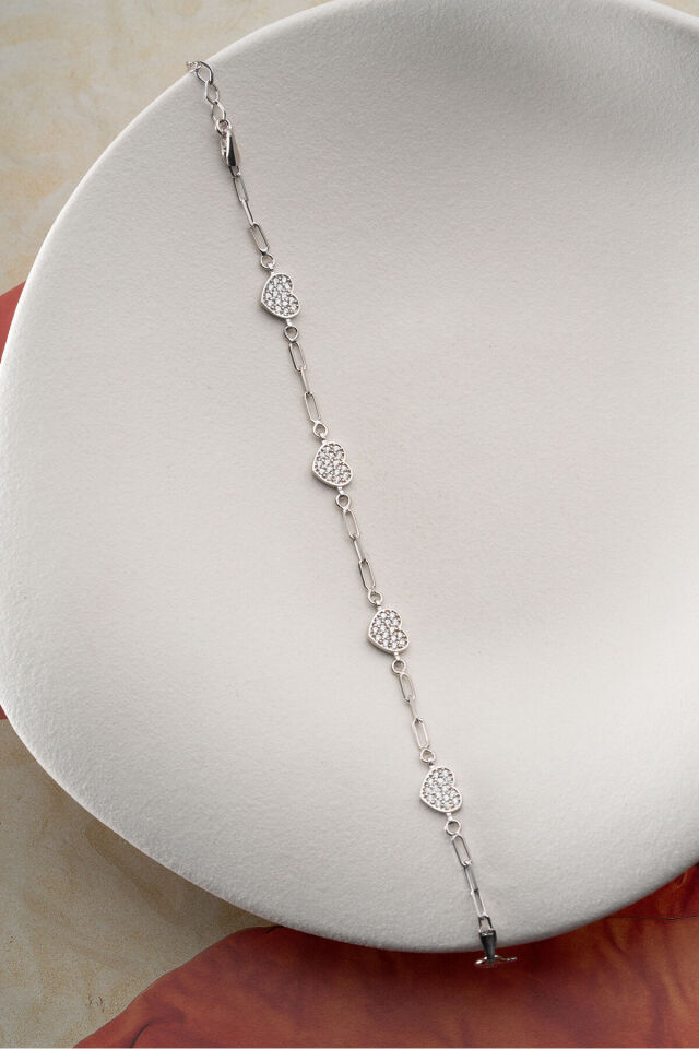Dekorsuz fonda sergilenen 925 ayar gümüş ataç zincirli kalpli bileklik Silvano Jewelry