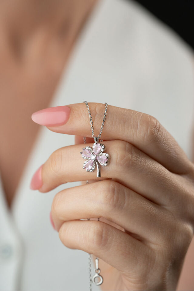 Manken üzerinde 925 ayar rodyum kaplama pembe taşlı manolya çiçeği detay çekimi Silvano Jewelry