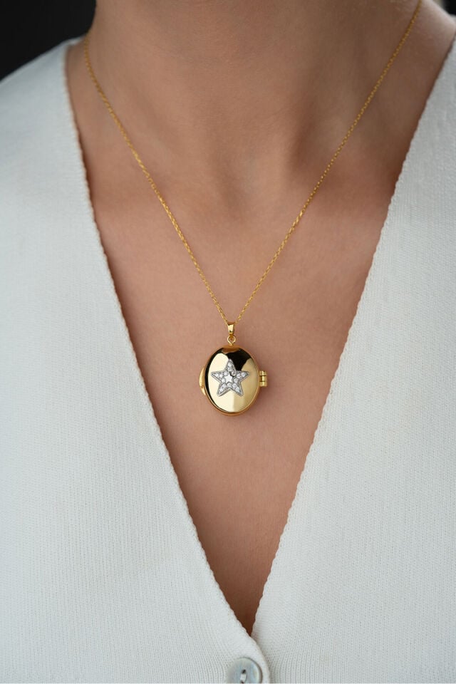 925 ayar gümüş resimlikli yıldızlı açılıp kapanabilen kolye manken üzerinde duruşu Silvano Jewelry
