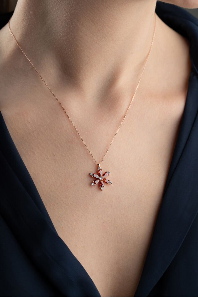925 Ayar Gümüş Garnet Taşlı Lotus Kolye
