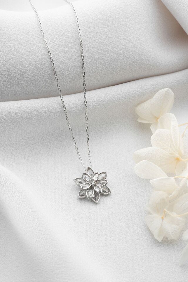 925 Ayar Gümüş Işıklı Kutuda Beyaz Lotus Çiçeği Kolye