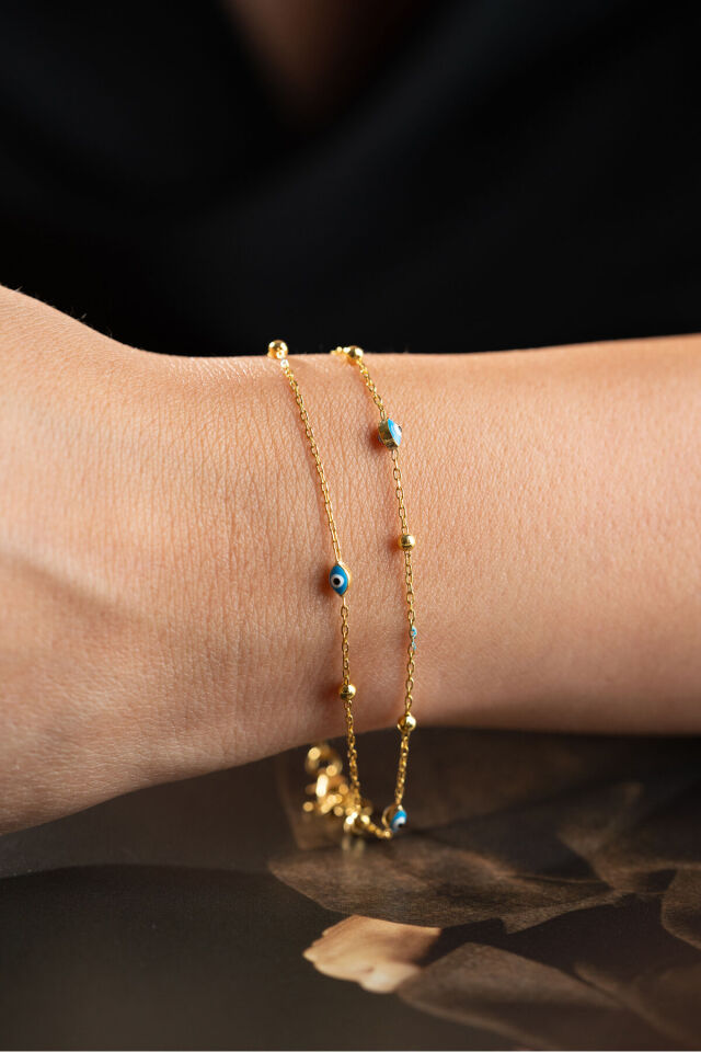 Manken bileğinde 925 ayar gümüş çift zincirli mineli nazar bileklik mine detay çekimi Silvano Jewelry
