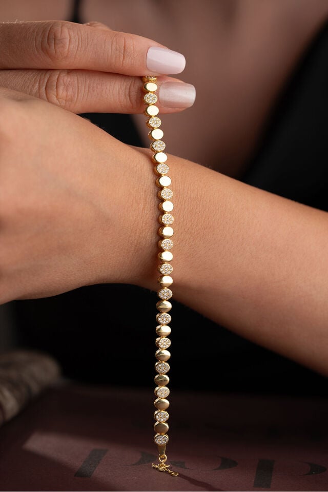 925 ayar gümüş altın kaplama özel seri bileklik manken bileğinde duruşu Silvano Jewelry