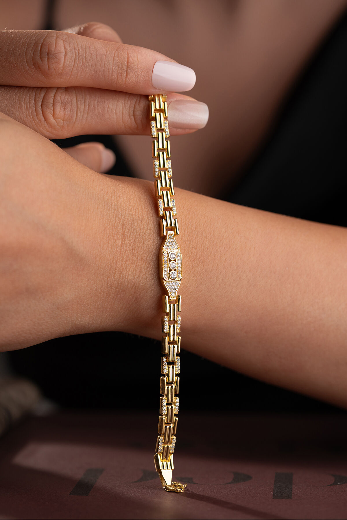 925 ayar gümüş altın kaplama kemer model bileklik manken bileğinde duruşu Silvano Jewelry