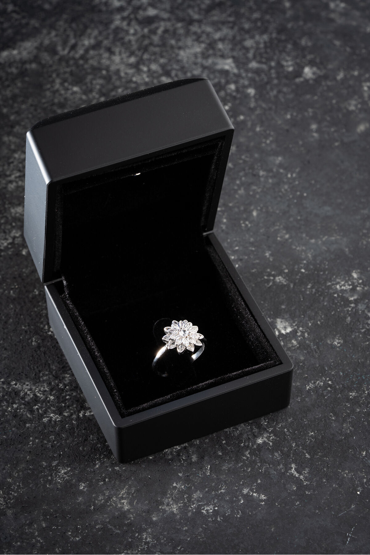 Işıklı kutuda pırlanta ışıltılı 925 ayar gümüş özel lotus çiçeği yüzük Silvano Jewelry