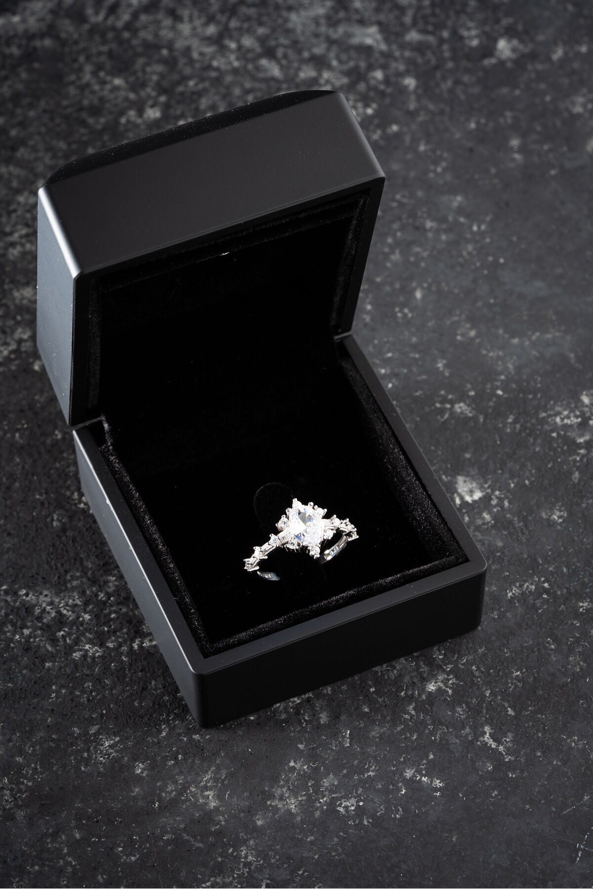 925 ayar gümüş ışıklı kutuda pırlanta ışıltılı oval taşlı özel tasarım yüzük Silvano Jewelry