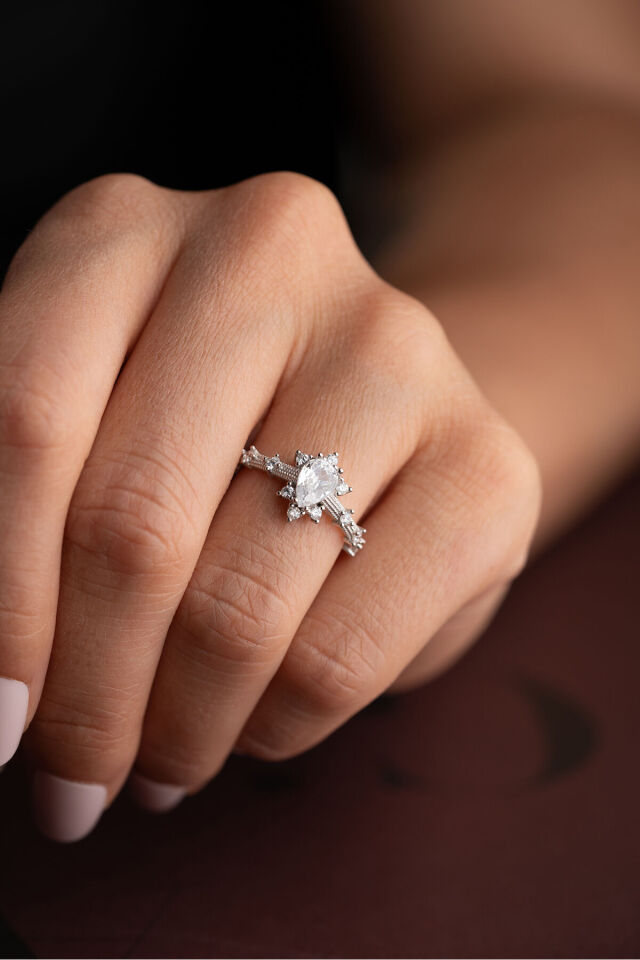 925 ayar ışıklı kutuda pırlanta ışıltılı damla taşlı özel tasarım evlilik teklifi yüzük Silvano Jewelry elde çekim