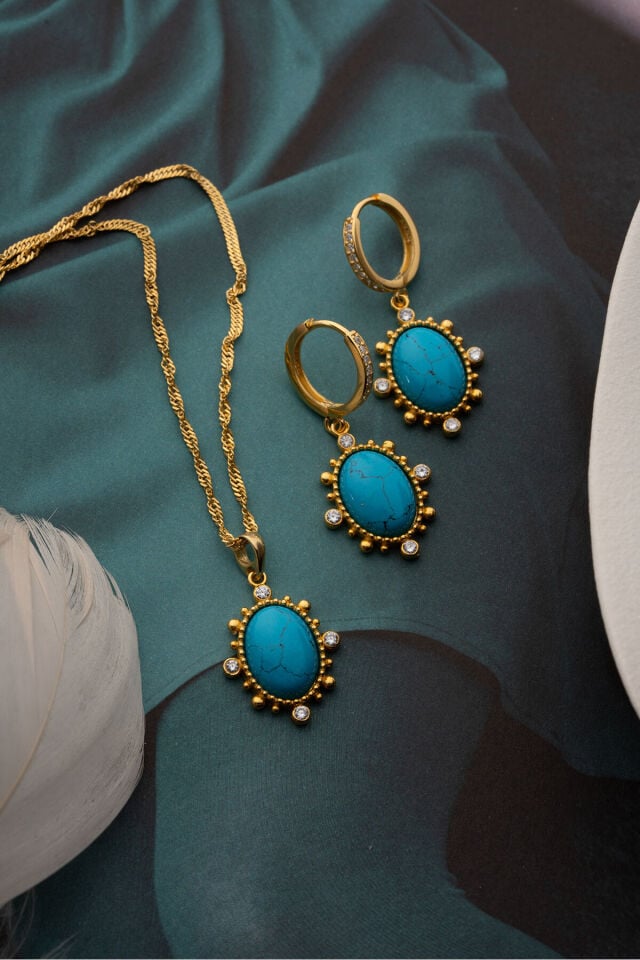 925 ayar gümüş doğal taşlı zerafet küpe kolye set Silvano Jewelry yeşil kumaş üzerinde konsept çekim
