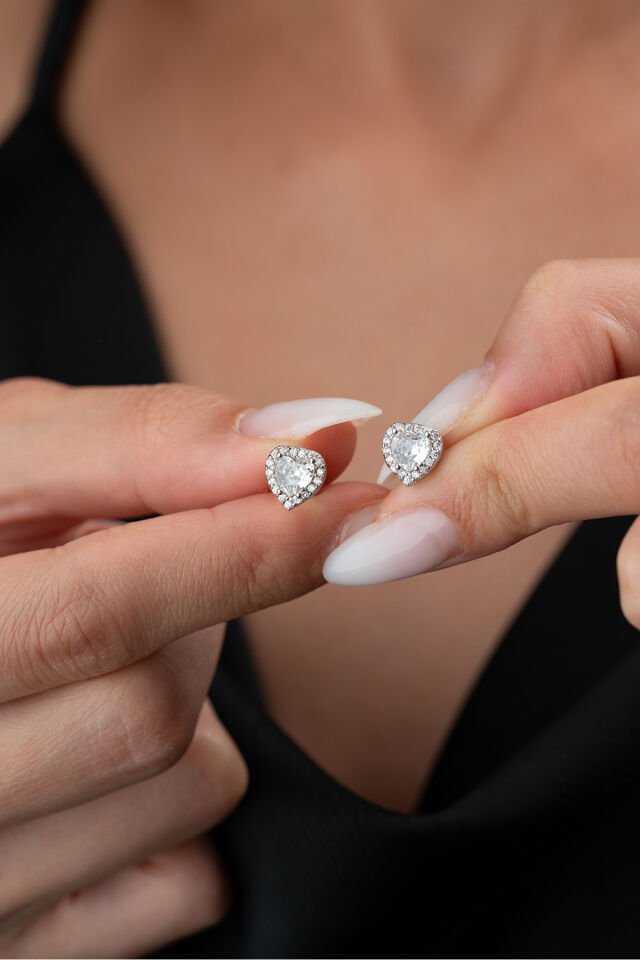 925 Ayar Gümüş Beyaz Taşlı Çivili Kalp Küpe Silver