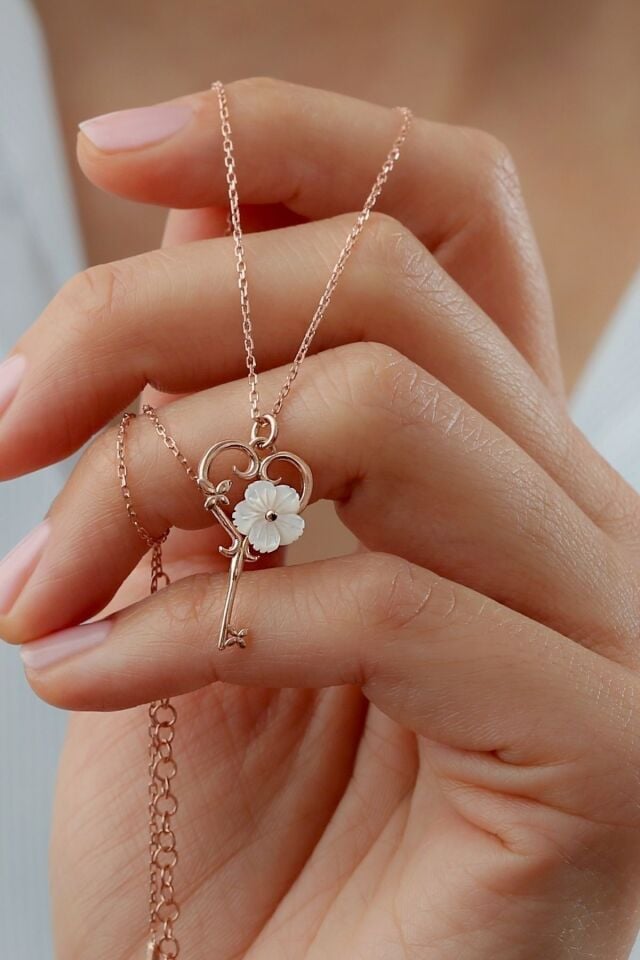 925 Ayar Gümüş Sedefli Gül Anahtar Kolye