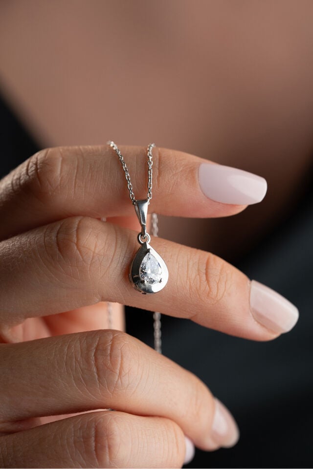 925 Ayar Gümüş Işıklı Kutuda Zirkon Taşlı Damla Kolye