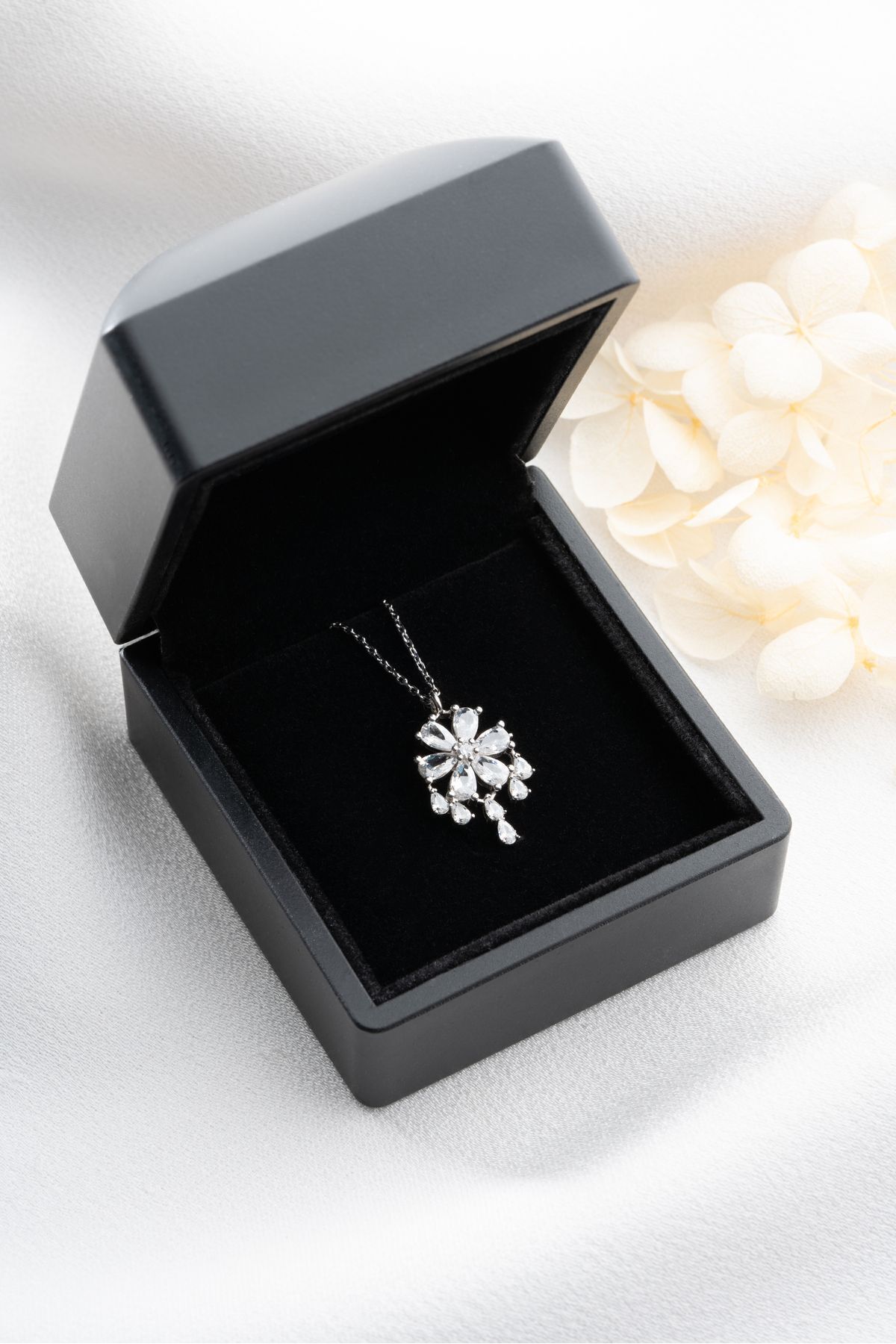 925 Ayar Gümüş Işıklı Kutuda Lotus Çiçeği Kolye Silver - Tek Ebat