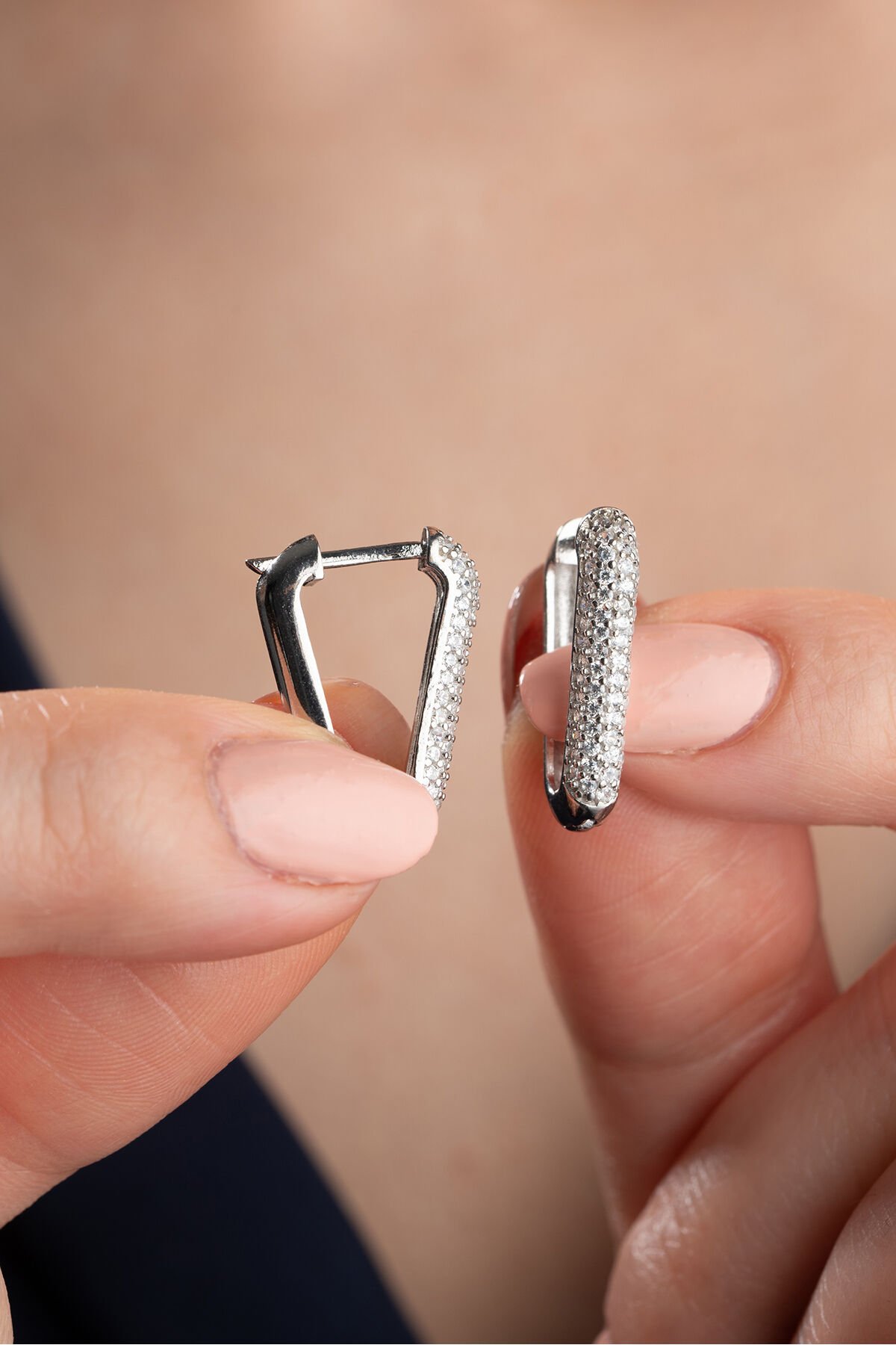 925 Ayar Gümüş Zirkon Taşlı V Küpe Silver - Tek Ebat