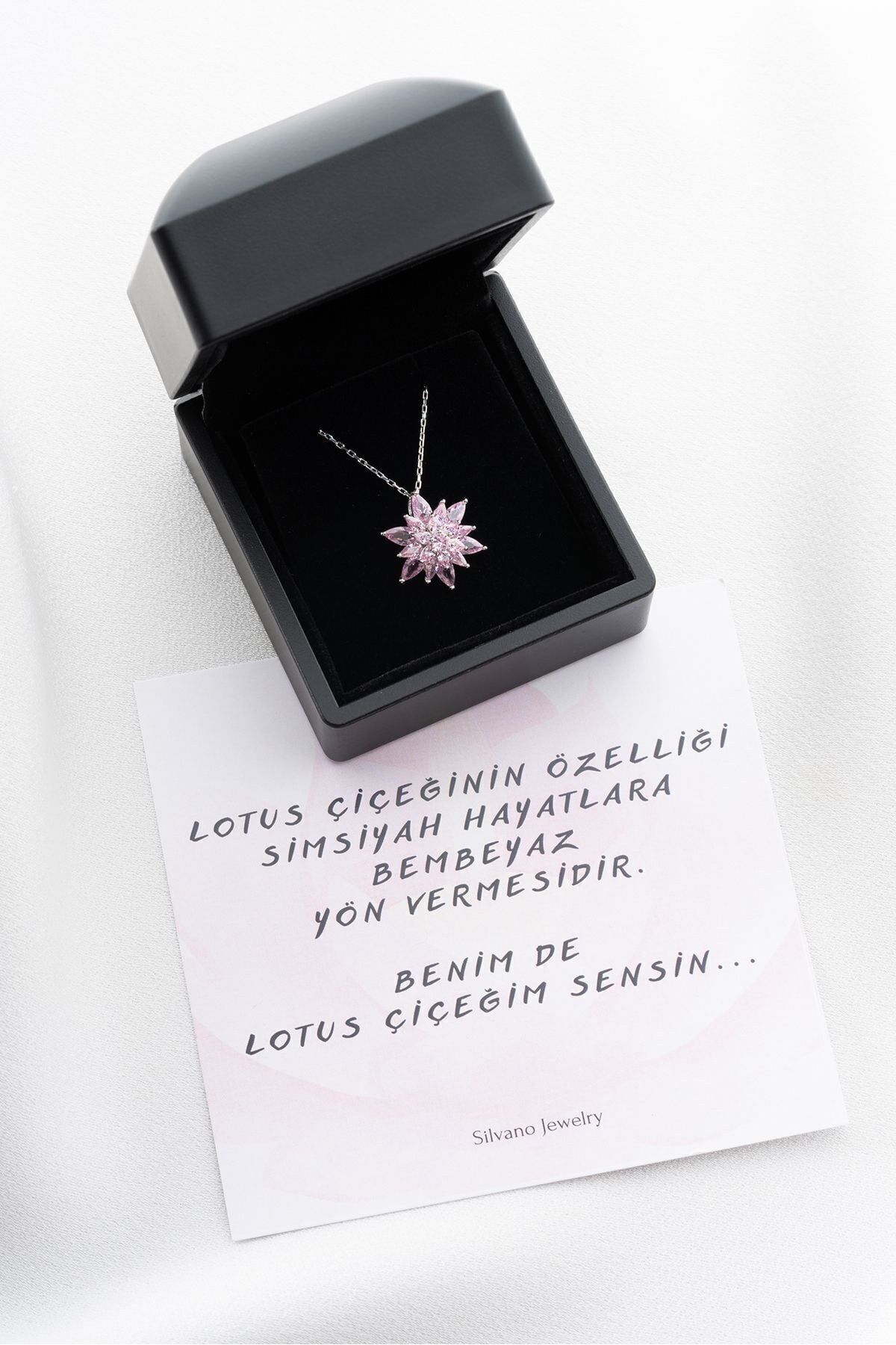 925 Ayar Gümüş Işıklı Kutu Pembe Buzlu Lotus Çiçeği Kolye Pembe - Tek Ebat