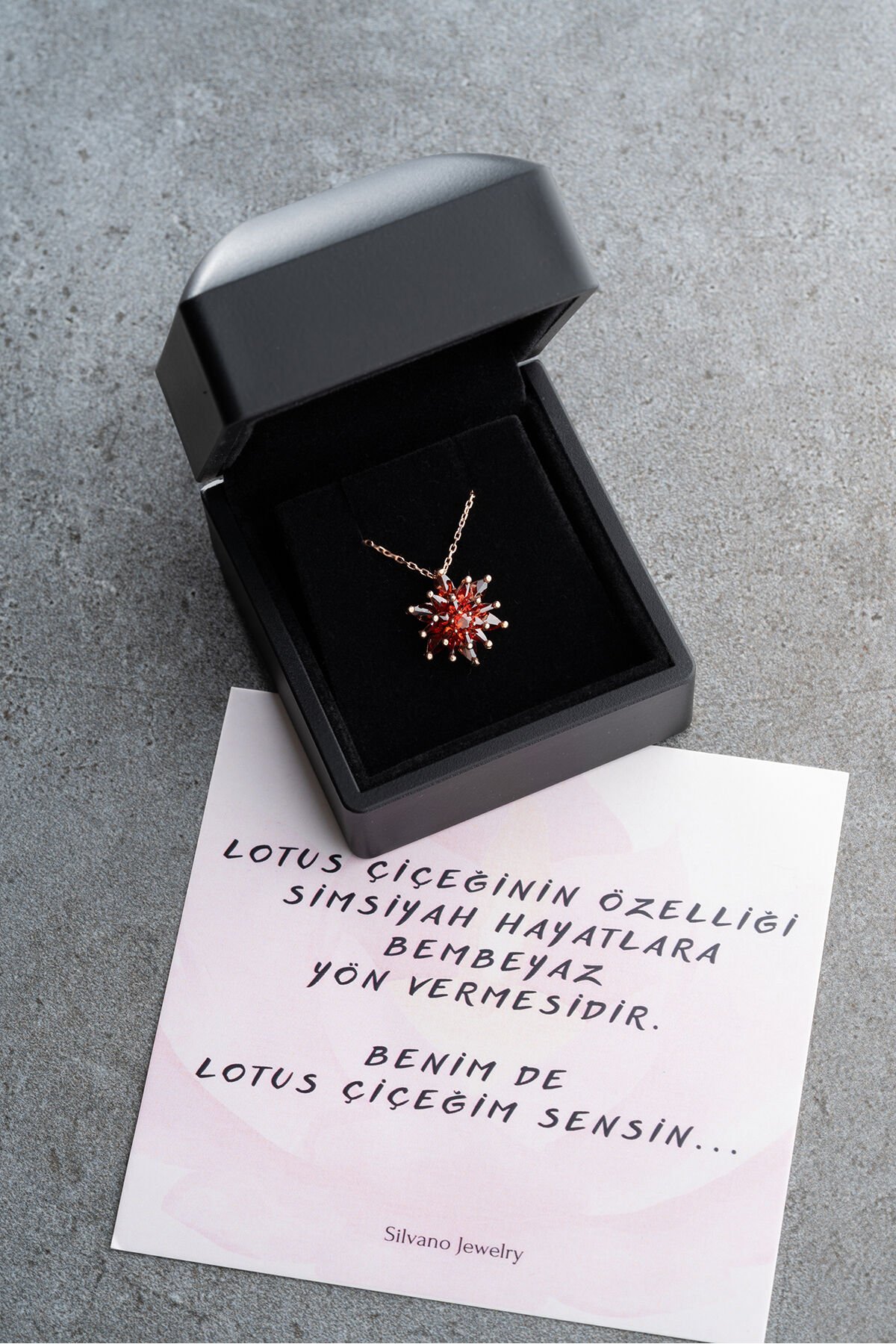 925 Ayar Gümüş Işıklı Kutu Garnet Taşlı Lotus Kolye Silver - Tek Ebat