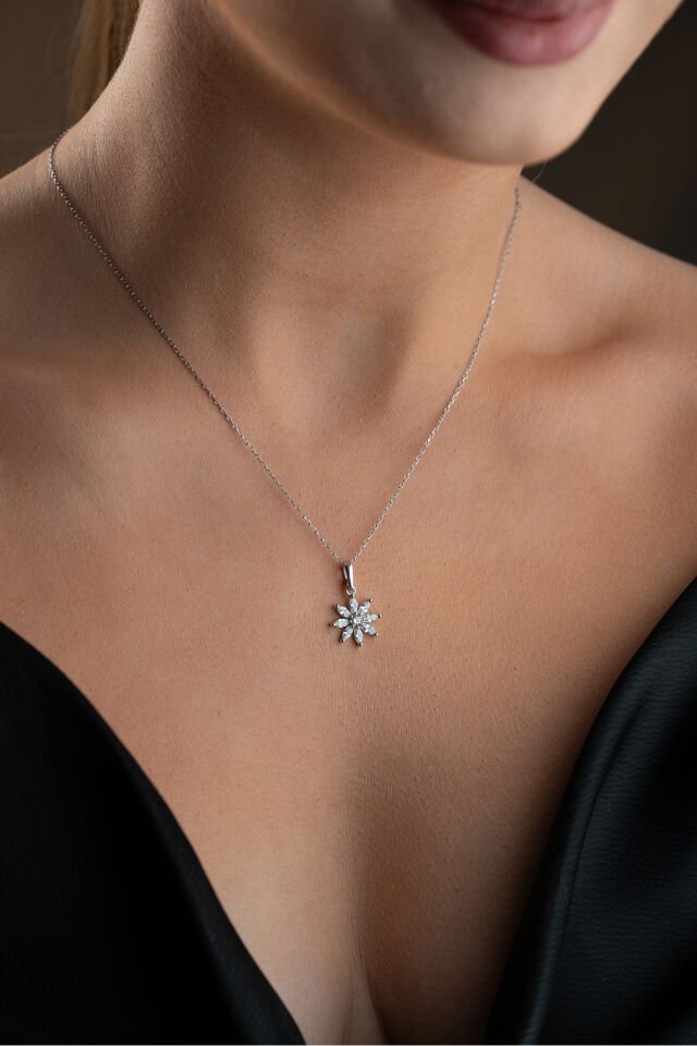 925 Ayar Gümüş Çiçek Model Kolye